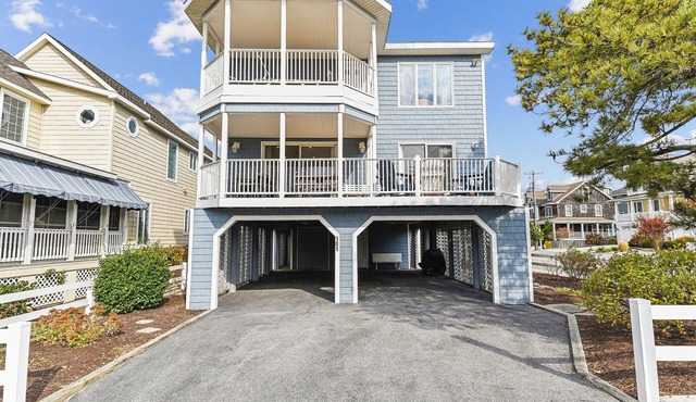 FREE ACTIVITIES INCLUDED! Great vacation home is just perfect for family get-togethers! Spacious floor plan offers 8 bedrooms with 6 full baths