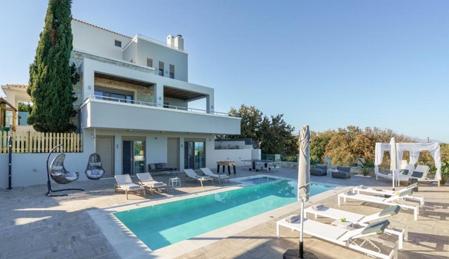 Free Breakfast at Oak Luxury villa with heated pool, Playground and Pool table