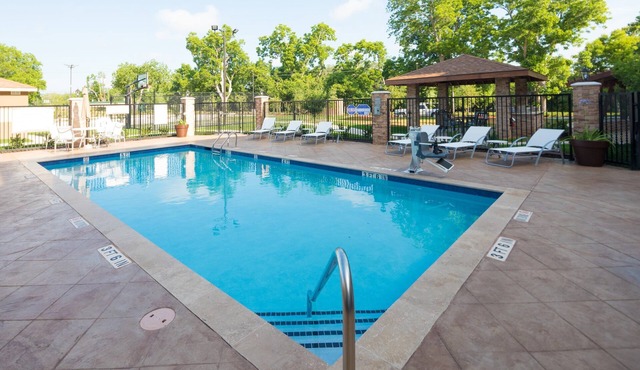 Free Breakfast Buffet. Outdoor Pool. Excellent Location!