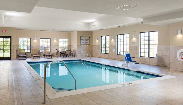 Free Breakfast Buffet. Pool Access. King Suite Near Ohio State University.