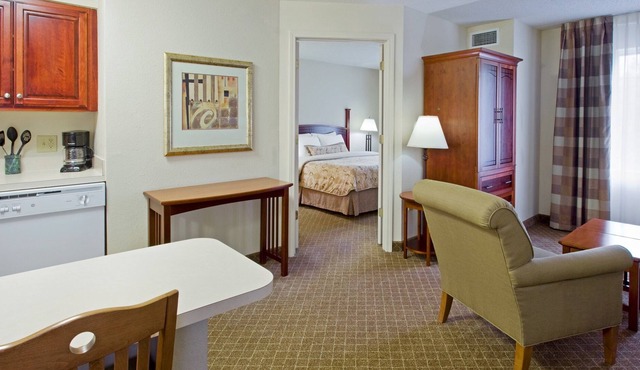 Free Breakfast Buffet. Outdoor Pool. Great for Groups + Only 30 Min from Six Flags!