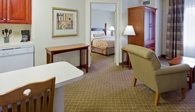 Free Breakfast Buffet. Outdoor Pool. Great for Groups + Only 30 Min from Six Flags!