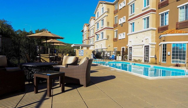 Free Breakfast. Free Shuttle. Outdoor Pool & Hot Tub. Studio Near Downtown San Jose.