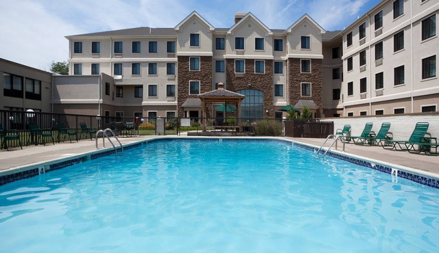 Free Breakfast. Pool. 10 Min Drive to the University of Delaware!