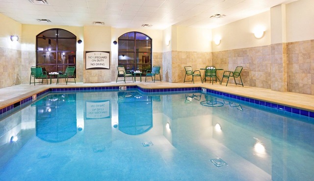 Free Breakfast. Pool & Gym. Near the University of Tennessee Arboretum!