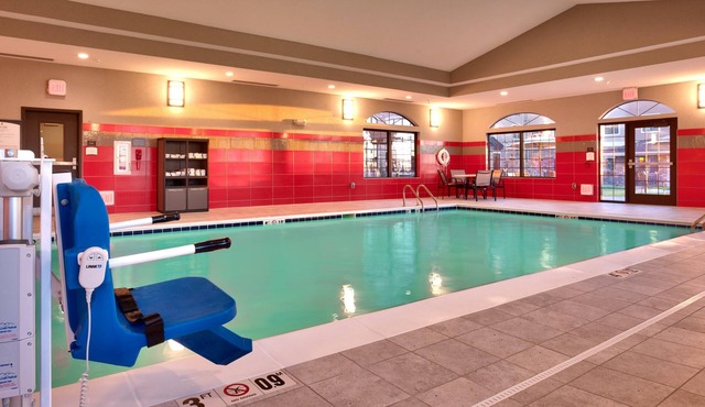 FREE Breakfast! Pool & Hot Tub Access. Cozy King Suite!
