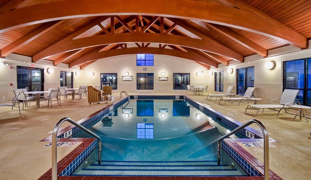 Free Breakfast. Pool & Hot Tub. Near UW-Madison!