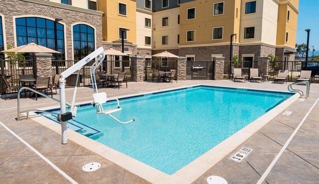 Free Breakfast. Pool. Shared BBQ. King Suite. 30 Min to Oakland Zoo!