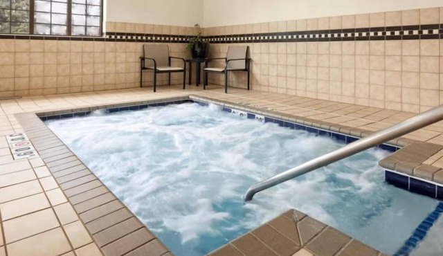 Free Breakfast. Pool & Hot Tub. Great for Business Travelers!