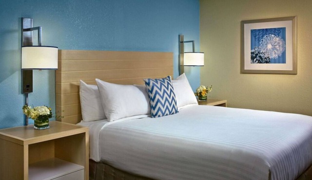 FREE Grab-and-Go BFast and Parking! Onsite Pool, Full Kitchen, Near Gorman Park!