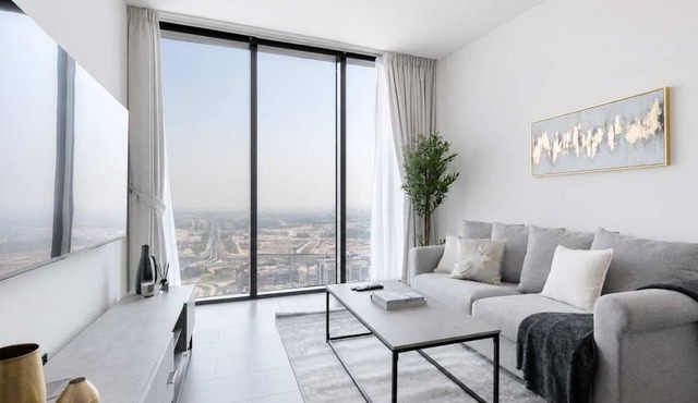 Free housekeeping visits during your stay - StayShort - Meydan Apartment Sleeps 4 with Great Amenities!