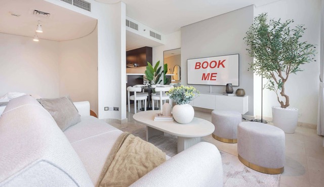 Free housekeeping visits during your stay - StayShort - Sky Gardens Studio with Skyscraper Views in DIFC!