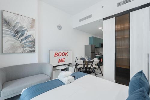 Free housekeeping visits during your stay - StayShort - Deluxe Studio in Al Barsha with Pool and Gym Access Sleeps 2