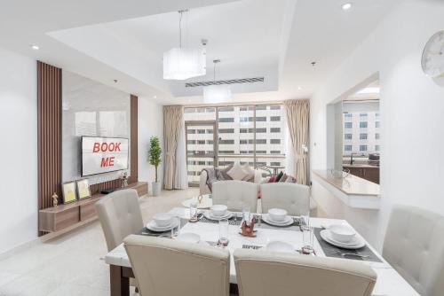 Free housekeeping visits during your stay - StayShort - Spacious 2-Bed Al Barsha Escape - Balcony & Modern Amenities Fits 4