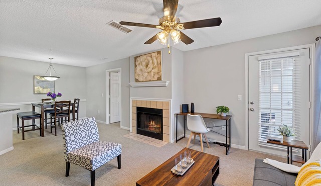Free Parking Home Steps from UGA & DT, Pool + Gym. Gated, Pool and Gym