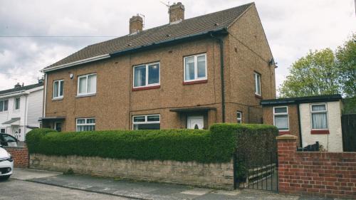 Free Parking, Ideal for long term contractor, etc stays, Fast WIFI, 3 miles 7 mins drive to Nissan, 15 mins to Sunderland Newcastle, Regular Housekeeping Options - Dwellcome Home Ltd 3 DOUBLE Bedroom House Boldon - see our site for assurance