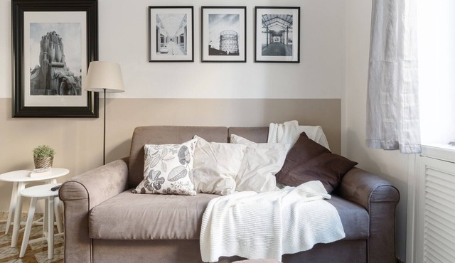 FREE WIFI Comfortable apartment overlooking the Anfore Fountain.
