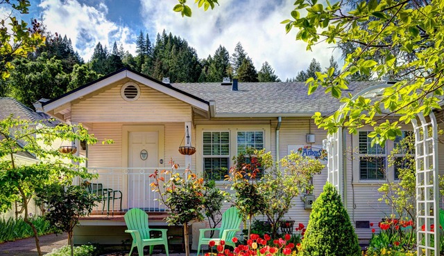 Free wifi & free parking. Charming In-Town Cottage In California Wine Country