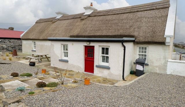 FREEMANS COTTAGE, family friendly in Enniscrone, County Sligo
