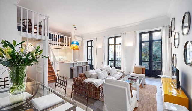 French Elegance 2 bedroom 3 bath 500 metres to beach