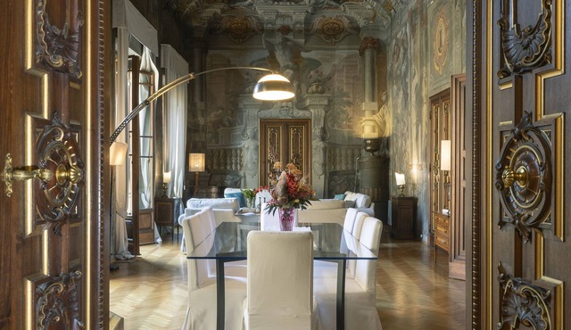 Frescoed Renaissance Palazzo Apartment Near Duomo - Sleeps 8