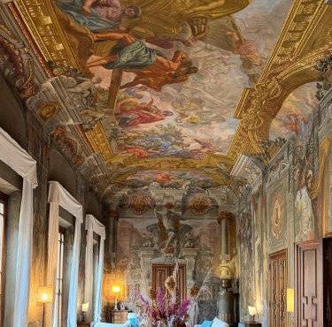 Frescoed Renaissance Palazzo with 4 Ensuites near Duomo