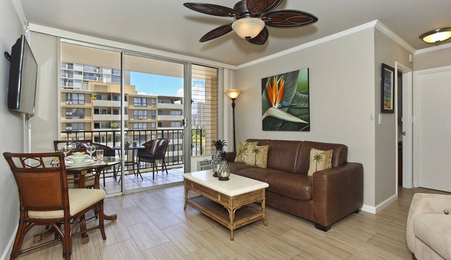 Fresh Contemporary/Hawaiian Decor w/AC, Washer/Dryer, Wi-Fi, Pool, Parking!