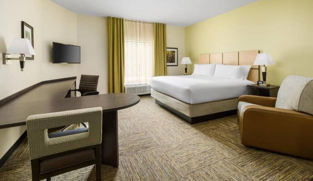Fresh King Studio Suite | Full Kitchen & Outdoor Pool | 2.4 mi to Disney Springs