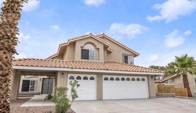 Freshly Renovated 5-Bedroom with BBQ Grill Home