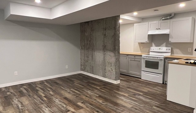 Freshly updated 2 bedroom suite, close to amenities! Pet friendly!