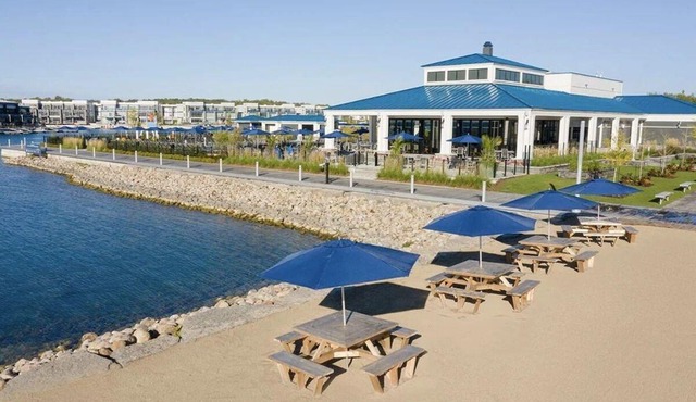 Friday Harbour Prime Location - Luxurious Lakeside Escape