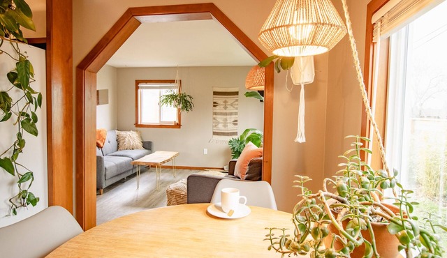Friendly Alley Bungalow~Private Oasis Close to UO
