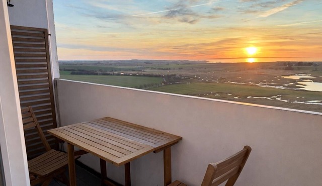 Friendly and renovated apartment with laminate flooring on the 14th floor.