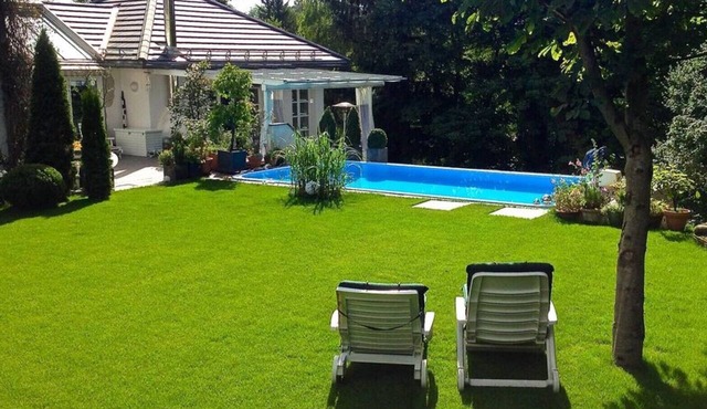 Friendly/modern Apartment. Central but very quiet Location with a Swimming Pool!