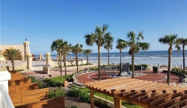 Friends and Family Beach Escape! 2 Modish Units! Onsite Pool, Hot Tub