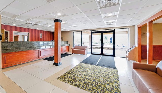 Friends Getaway! 2 Spacious Units, Free Parking, Minutes to Gillette Stadium!
