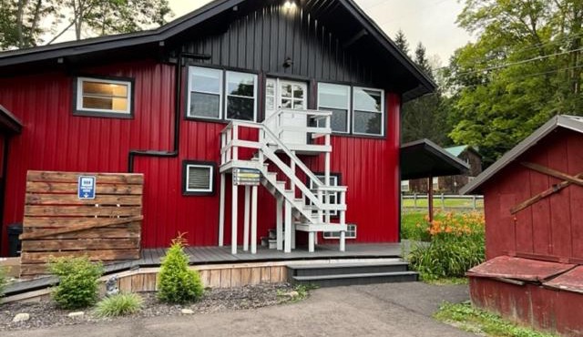 Froggy Goggle Barn