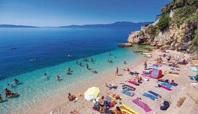 From the classically furnished apartment CKO330 you have a beautiful view of the sea and Opatija.