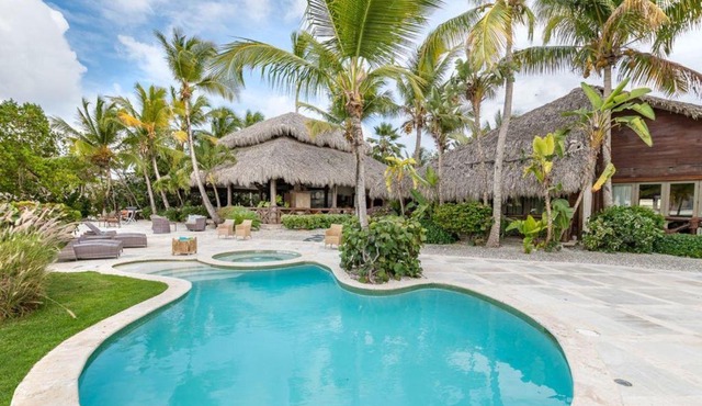 Front 5BR Golf Villa with Jacuzzi, Golf Cart, Pool, Chef, Maid & Beach Club