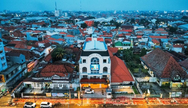 Front One Hotel Mesir Surabaya