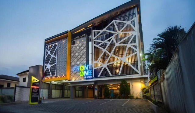 Front One Hotel Sragen