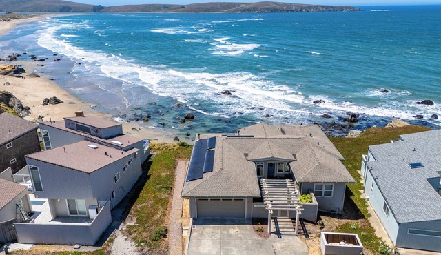Front Row Seats to Dillon Beach & Pacific Horizon!Solar/HotTub/WiFi~Sea Glass