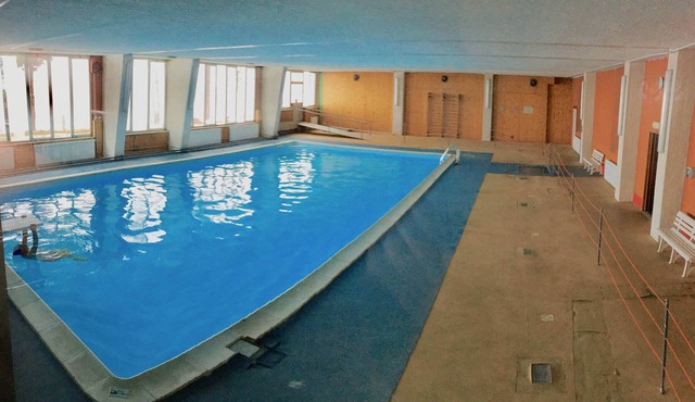 Front Ski with Private Heated Pool comfortable 5 beds over 2 floors