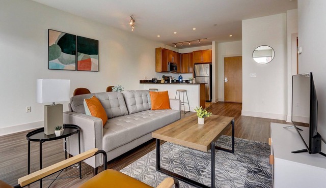Frontdesk | 1 BR Apt by Fiserv Forum