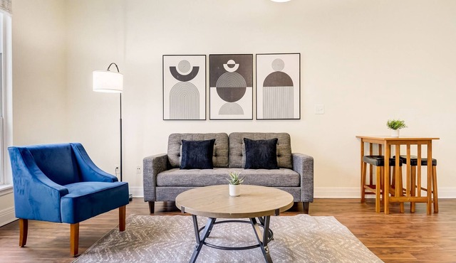 Frontdesk | 1 BR Apt by Soldiers Monument
