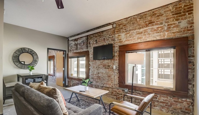 Frontdesk | 2 BR Apt by Memorial Stadium