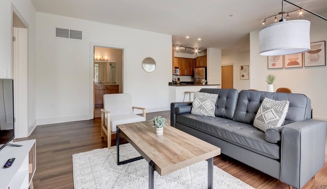 Frontdesk | 3 BR Apt near American Family Field