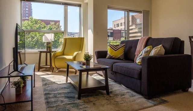 Frontdesk | Comfortable East Town 1BR Apt