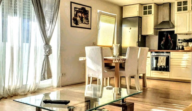 Full Apt, 2 BedRm, 2 bathRm. by ICM,15/20 min to CityCenter/Oktoberfest, Parking