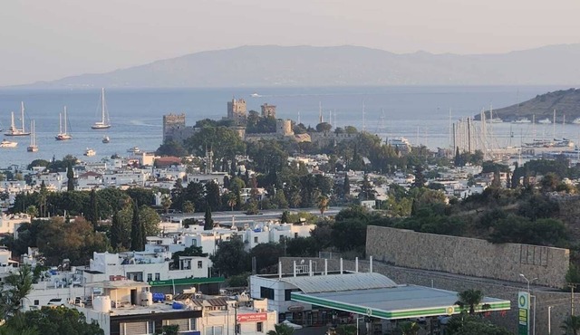 Full castle view - Brutalist - 3 Bedroom 3 Bathroom in the heart of Bodrum